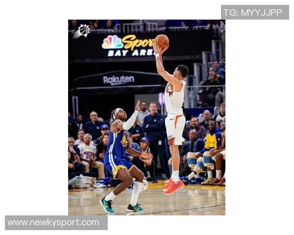 布克半场表现出色10投6中斩获15分并罚球全中助力球队稳定火力