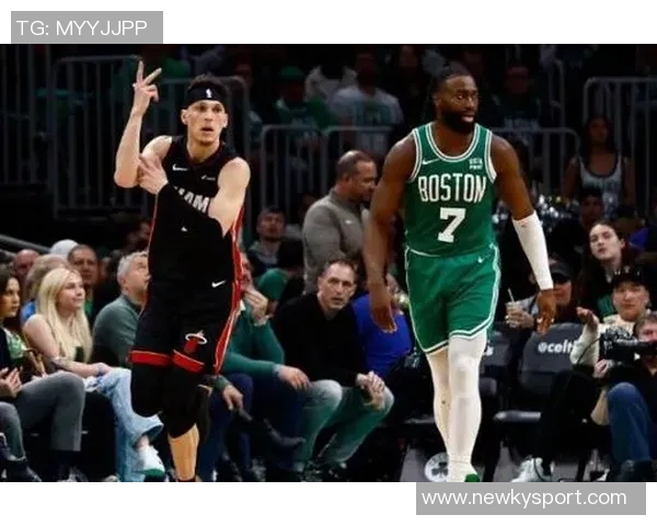 巴特勒强势突破篮下完成折叠打进并造成对手犯规精彩瞬间