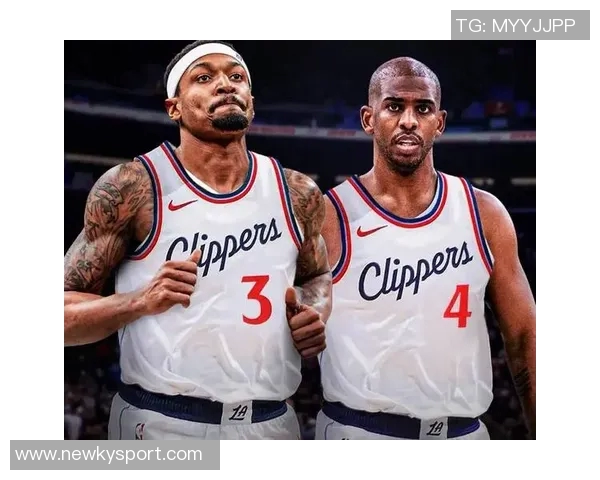 快船训练营首日盛况：灯泡组合同框小卡与比尔携手出击