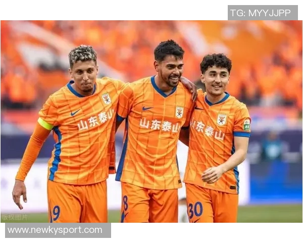 泰山队外援马德鲁加与泽卡共赏济南夜景尽显美丽风光